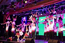 Jeck unter Strom 2026- 01-28 19  Jeck unter Strom 2026 - Mittwoch Abend war es wieder so weit, zum dritten Mal hieß es im Kultur- und Bürgerzentrum Duisburg-Süd Steinhof Huckingen e.V. , „Jeck unter Strom“. Duisburg rief, Köln kam. Aber wir haben unser Duisburg hervorragend vertreten. : DVPJ, Toni I, Jules I., Prinz Karneval, Prinz, Prinzessin Aileen I., Hofmarschälle, Page, Pagen, Paginnen, HDK, Duisburg, Karneval, Helau, Tollität, Event, Session 2025, Session 2025, HDK Duisburg, Hauptausschuss, Hauptausschuss Karneval Duisburg, Duisburg ist echt