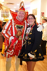 Jeck unter Strom 2026- 01-28 24  Jeck unter Strom 2026 - Mittwoch Abend war es wieder so weit, zum dritten Mal hieß es im Kultur- und Bürgerzentrum Duisburg-Süd Steinhof Huckingen e.V. , „Jeck unter Strom“. Duisburg rief, Köln kam. Aber wir haben unser Duisburg hervorragend vertreten. : DVPJ, Toni I, Jules I., Prinz Karneval, Prinz, Prinzessin Aileen I., Hofmarschälle, Page, Pagen, Paginnen, HDK, Duisburg, Karneval, Helau, Tollität, Event, Session 2025, Session 2025, HDK Duisburg, Hauptausschuss, Hauptausschuss Karneval Duisburg, Duisburg ist echt