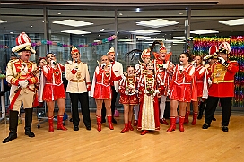 Empf Duisburg Kontor 2026- 01-28 0023  Duisburg ist echt, Karneval - Mit der Kinderprinzencrew waren wir ins CityPalais gekommen, Empfang beim „Duisburg Kontor“. Der jecke Adelsbesuch wurde herzlich empfangen und Geschäftsführer Uwe Kluge begrüßte die Kleine wie Große Tollität in der VIP Lounge. : DVPJ, Toni I, Jules I., Prinz Karneval, Prinz, Prinzessin Aileen I., Hofmarschälle, Page, Pagen, Paginnen, HDK, Duisburg, Karneval, Helau, Tollität, Event, Session 2025, Session 2025, HDK Duisburg, Hauptausschuss, Hauptausschuss Karneval Duisburg, Duisburg ist echt