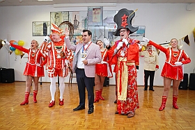 01 Bezirks Meiderich 2026-01-30 08  Tour-Tag, 30. Januar - An diesem Freitagmorgen hatte das Bezirksamt in Meiderich zum Prinzenempfang gebeten. Am Abend ging es dann weiter bei der „Damenparty“ der Marloher Jecken in Fahrn. Von dort in die „Eventloction BUDDY´S“ in Meiderich. Hier gab es eine Karnevalsparty mit DJ Holger, der ehemaligen Tollität Holger II. von  2025. Zum Abschluss waren wir Gäste beim „Ritterschmaus“ der KG Weiss-Grün in Ruhrort. : DVPJ, Toni I, Jules I., Prinz Karneval, Prinz, Prinzessin Aileen I., Hofmarschälle, Page, Pagen, Paginnen, HDK, Duisburg, Karneval, Helau, Tollität, Event, Session 2025, Session 2025, HDK Duisburg, Hauptausschuss, Hauptausschuss Karneval Duisburg, Duisburg ist echt