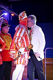 03 Karnevalsp Buddys 2026-01-30 10  Tour-Tag, 30. Januar - An diesem Freitagmorgen hatte das Bezirksamt in Meiderich zum Prinzenempfang gebeten. Am Abend ging es dann weiter bei der „Damenparty“ der Marloher Jecken in Fahrn. Von dort in die „Eventloction BUDDY´S“ in Meiderich. Hier gab es eine Karnevalsparty mit DJ Holger, der ehemaligen Tollität Holger II. von  2025. Zum Abschluss waren wir Gäste beim „Ritterschmaus“ der KG Weiss-Grün in Ruhrort. : DVPJ, Toni I, Jules I., Prinz Karneval, Prinz, Prinzessin Aileen I., Hofmarschälle, Page, Pagen, Paginnen, HDK, Duisburg, Karneval, Helau, Tollität, Event, Session 2025, Session 2025, HDK Duisburg, Hauptausschuss, Hauptausschuss Karneval Duisburg, Duisburg ist echt