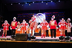 01 Pfarrk St Peter 2026-01-31 04  Tour-Tag, 31. Januar - Der Abend begann für ins in Rheinhausen beim Pfarrkarneval St. Peter. Dann waren wir zu Gast bei zwei närrischen Geburtstagen. Heike, Pias Mutter, feierte ihren 66. und Peter seinen 77. Geburtstag. Es folgten dann die Sitzung der KG Blau-Gold Wanheimerort in der Falkstraße und das Kostümfest vom „Königreich Duissern“ im Gertrud-Bäumer-Berufskolleg. Von dort fuhren wir in den Norden zur Clauberghalle. hier war auch ein Kostümfest, das der Rot-Weißen von Hamborn-Marxloh. Zum Schluß dann noch die Sitzung der KAB St. Barbara Duisburg-Hamborn im Bürgerhaus in Neumühl. : DVPJ, Toni I, Jules I., Prinz Karneval, Prinz, Prinzessin Aileen I., Hofmarschälle, Page, Pagen, Paginnen, HDK, Duisburg, Karneval, Helau, Tollität, Event, Session 2025, Session 2025, HDK Duisburg, Hauptausschuss, Hauptausschuss Karneval Duisburg, Duisburg ist echt