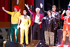 01 Pfarrk St Peter 2026-01-31 07  Tour-Tag, 31. Januar - Der Abend begann für ins in Rheinhausen beim Pfarrkarneval St. Peter. Dann waren wir zu Gast bei zwei närrischen Geburtstagen. Heike, Pias Mutter, feierte ihren 66. und Peter seinen 77. Geburtstag. Es folgten dann die Sitzung der KG Blau-Gold Wanheimerort in der Falkstraße und das Kostümfest vom „Königreich Duissern“ im Gertrud-Bäumer-Berufskolleg. Von dort fuhren wir in den Norden zur Clauberghalle. hier war auch ein Kostümfest, das der Rot-Weißen von Hamborn-Marxloh. Zum Schluß dann noch die Sitzung der KAB St. Barbara Duisburg-Hamborn im Bürgerhaus in Neumühl. : DVPJ, Toni I, Jules I., Prinz Karneval, Prinz, Prinzessin Aileen I., Hofmarschälle, Page, Pagen, Paginnen, HDK, Duisburg, Karneval, Helau, Tollität, Event, Session 2025, Session 2025, HDK Duisburg, Hauptausschuss, Hauptausschuss Karneval Duisburg, Duisburg ist echt