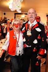 02 Naerrisch Geburtstage 2026-01-31 01  Tour-Tag, 31. Januar - Der Abend begann für ins in Rheinhausen beim Pfarrkarneval St. Peter. Dann waren wir zu Gast bei zwei närrischen Geburtstagen. Heike, Pias Mutter, feierte ihren 66. und Peter seinen 77. Geburtstag. Es folgten dann die Sitzung der KG Blau-Gold Wanheimerort in der Falkstraße und das Kostümfest vom „Königreich Duissern“ im Gertrud-Bäumer-Berufskolleg. Von dort fuhren wir in den Norden zur Clauberghalle. hier war auch ein Kostümfest, das der Rot-Weißen von Hamborn-Marxloh. Zum Schluß dann noch die Sitzung der KAB St. Barbara Duisburg-Hamborn im Bürgerhaus in Neumühl. : DVPJ, Toni I, Jules I., Prinz Karneval, Prinz, Prinzessin Aileen I., Hofmarschälle, Page, Pagen, Paginnen, HDK, Duisburg, Karneval, Helau, Tollität, Event, Session 2025, Session 2025, HDK Duisburg, Hauptausschuss, Hauptausschuss Karneval Duisburg, Duisburg ist echt