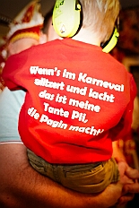 02 Naerrisch Geburtstage 2026-01-31 04  Tour-Tag, 31. Januar - Der Abend begann für ins in Rheinhausen beim Pfarrkarneval St. Peter. Dann waren wir zu Gast bei zwei närrischen Geburtstagen. Heike, Pias Mutter, feierte ihren 66. und Peter seinen 77. Geburtstag. Es folgten dann die Sitzung der KG Blau-Gold Wanheimerort in der Falkstraße und das Kostümfest vom „Königreich Duissern“ im Gertrud-Bäumer-Berufskolleg. Von dort fuhren wir in den Norden zur Clauberghalle. hier war auch ein Kostümfest, das der Rot-Weißen von Hamborn-Marxloh. Zum Schluß dann noch die Sitzung der KAB St. Barbara Duisburg-Hamborn im Bürgerhaus in Neumühl. : DVPJ, Toni I, Jules I., Prinz Karneval, Prinz, Prinzessin Aileen I., Hofmarschälle, Page, Pagen, Paginnen, HDK, Duisburg, Karneval, Helau, Tollität, Event, Session 2025, Session 2025, HDK Duisburg, Hauptausschuss, Hauptausschuss Karneval Duisburg, Duisburg ist echt