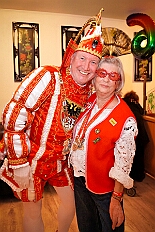 02 Naerrisch Geburtstage 2026-01-31 06  Tour-Tag, 31. Januar - Der Abend begann für ins in Rheinhausen beim Pfarrkarneval St. Peter. Dann waren wir zu Gast bei zwei närrischen Geburtstagen. Heike, Pias Mutter, feierte ihren 66. und Peter seinen 77. Geburtstag. Es folgten dann die Sitzung der KG Blau-Gold Wanheimerort in der Falkstraße und das Kostümfest vom „Königreich Duissern“ im Gertrud-Bäumer-Berufskolleg. Von dort fuhren wir in den Norden zur Clauberghalle. hier war auch ein Kostümfest, das der Rot-Weißen von Hamborn-Marxloh. Zum Schluß dann noch die Sitzung der KAB St. Barbara Duisburg-Hamborn im Bürgerhaus in Neumühl. : DVPJ, Toni I, Jules I., Prinz Karneval, Prinz, Prinzessin Aileen I., Hofmarschälle, Page, Pagen, Paginnen, HDK, Duisburg, Karneval, Helau, Tollität, Event, Session 2025, Session 2025, HDK Duisburg, Hauptausschuss, Hauptausschuss Karneval Duisburg, Duisburg ist echt