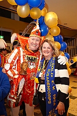 03 Sitzung KG BlauGoldWanheimerort 2026-01-31 01  Tour-Tag, 31. Januar - Der Abend begann für ins in Rheinhausen beim Pfarrkarneval St. Peter. Dann waren wir zu Gast bei zwei närrischen Geburtstagen. Heike, Pias Mutter, feierte ihren 66. und Peter seinen 77. Geburtstag. Es folgten dann die Sitzung der KG Blau-Gold Wanheimerort in der Falkstraße und das Kostümfest vom „Königreich Duissern“ im Gertrud-Bäumer-Berufskolleg. Von dort fuhren wir in den Norden zur Clauberghalle. hier war auch ein Kostümfest, das der Rot-Weißen von Hamborn-Marxloh. Zum Schluß dann noch die Sitzung der KAB St. Barbara Duisburg-Hamborn im Bürgerhaus in Neumühl. : DVPJ, Toni I, Jules I., Prinz Karneval, Prinz, Prinzessin Aileen I., Hofmarschälle, Page, Pagen, Paginnen, HDK, Duisburg, Karneval, Helau, Tollität, Event, Session 2025, Session 2025, HDK Duisburg, Hauptausschuss, Hauptausschuss Karneval Duisburg, Duisburg ist echt