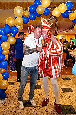 03 Sitzung KG BlauGoldWanheimerort 2026-01-31 12  Tour-Tag, 31. Januar - Der Abend begann für ins in Rheinhausen beim Pfarrkarneval St. Peter. Dann waren wir zu Gast bei zwei närrischen Geburtstagen. Heike, Pias Mutter, feierte ihren 66. und Peter seinen 77. Geburtstag. Es folgten dann die Sitzung der KG Blau-Gold Wanheimerort in der Falkstraße und das Kostümfest vom „Königreich Duissern“ im Gertrud-Bäumer-Berufskolleg. Von dort fuhren wir in den Norden zur Clauberghalle. hier war auch ein Kostümfest, das der Rot-Weißen von Hamborn-Marxloh. Zum Schluß dann noch die Sitzung der KAB St. Barbara Duisburg-Hamborn im Bürgerhaus in Neumühl. : DVPJ, Toni I, Jules I., Prinz Karneval, Prinz, Prinzessin Aileen I., Hofmarschälle, Page, Pagen, Paginnen, HDK, Duisburg, Karneval, Helau, Tollität, Event, Session 2025, Session 2025, HDK Duisburg, Hauptausschuss, Hauptausschuss Karneval Duisburg, Duisburg ist echt