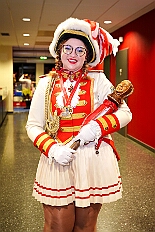 04 Kostuemf KoenigDuissern 2026-01-31 08  Tour-Tag, 31. Januar - Der Abend begann für ins in Rheinhausen beim Pfarrkarneval St. Peter. Dann waren wir zu Gast bei zwei närrischen Geburtstagen. Heike, Pias Mutter, feierte ihren 66. und Peter seinen 77. Geburtstag. Es folgten dann die Sitzung der KG Blau-Gold Wanheimerort in der Falkstraße und das Kostümfest vom „Königreich Duissern“ im Gertrud-Bäumer-Berufskolleg. Von dort fuhren wir in den Norden zur Clauberghalle. hier war auch ein Kostümfest, das der Rot-Weißen von Hamborn-Marxloh. Zum Schluß dann noch die Sitzung der KAB St. Barbara Duisburg-Hamborn im Bürgerhaus in Neumühl. : DVPJ, Toni I, Jules I., Prinz Karneval, Prinz, Prinzessin Aileen I., Hofmarschälle, Page, Pagen, Paginnen, HDK, Duisburg, Karneval, Helau, Tollität, Event, Session 2025, Session 2025, HDK Duisburg, Hauptausschuss, Hauptausschuss Karneval Duisburg, Duisburg ist echt