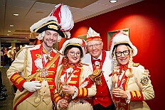 04 Kostuemf KoenigDuissern 2026-01-31 09  Tour-Tag, 31. Januar - Der Abend begann für ins in Rheinhausen beim Pfarrkarneval St. Peter. Dann waren wir zu Gast bei zwei närrischen Geburtstagen. Heike, Pias Mutter, feierte ihren 66. und Peter seinen 77. Geburtstag. Es folgten dann die Sitzung der KG Blau-Gold Wanheimerort in der Falkstraße und das Kostümfest vom „Königreich Duissern“ im Gertrud-Bäumer-Berufskolleg. Von dort fuhren wir in den Norden zur Clauberghalle. hier war auch ein Kostümfest, das der Rot-Weißen von Hamborn-Marxloh. Zum Schluß dann noch die Sitzung der KAB St. Barbara Duisburg-Hamborn im Bürgerhaus in Neumühl. : DVPJ, Toni I, Jules I., Prinz Karneval, Prinz, Prinzessin Aileen I., Hofmarschälle, Page, Pagen, Paginnen, HDK, Duisburg, Karneval, Helau, Tollität, Event, Session 2025, Session 2025, HDK Duisburg, Hauptausschuss, Hauptausschuss Karneval Duisburg, Duisburg ist echt