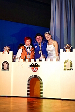 04 Kostuemf KoenigDuissern 2026-01-31 11  Tour-Tag, 31. Januar - Der Abend begann für ins in Rheinhausen beim Pfarrkarneval St. Peter. Dann waren wir zu Gast bei zwei närrischen Geburtstagen. Heike, Pias Mutter, feierte ihren 66. und Peter seinen 77. Geburtstag. Es folgten dann die Sitzung der KG Blau-Gold Wanheimerort in der Falkstraße und das Kostümfest vom „Königreich Duissern“ im Gertrud-Bäumer-Berufskolleg. Von dort fuhren wir in den Norden zur Clauberghalle. hier war auch ein Kostümfest, das der Rot-Weißen von Hamborn-Marxloh. Zum Schluß dann noch die Sitzung der KAB St. Barbara Duisburg-Hamborn im Bürgerhaus in Neumühl. : DVPJ, Toni I, Jules I., Prinz Karneval, Prinz, Prinzessin Aileen I., Hofmarschälle, Page, Pagen, Paginnen, HDK, Duisburg, Karneval, Helau, Tollität, Event, Session 2025, Session 2025, HDK Duisburg, Hauptausschuss, Hauptausschuss Karneval Duisburg, Duisburg ist echt