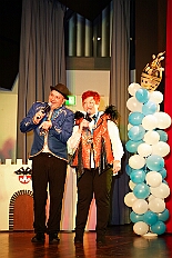 04 Kostuemf KoenigDuissern 2026-01-31 19  Tour-Tag, 31. Januar - Der Abend begann für ins in Rheinhausen beim Pfarrkarneval St. Peter. Dann waren wir zu Gast bei zwei närrischen Geburtstagen. Heike, Pias Mutter, feierte ihren 66. und Peter seinen 77. Geburtstag. Es folgten dann die Sitzung der KG Blau-Gold Wanheimerort in der Falkstraße und das Kostümfest vom „Königreich Duissern“ im Gertrud-Bäumer-Berufskolleg. Von dort fuhren wir in den Norden zur Clauberghalle. hier war auch ein Kostümfest, das der Rot-Weißen von Hamborn-Marxloh. Zum Schluß dann noch die Sitzung der KAB St. Barbara Duisburg-Hamborn im Bürgerhaus in Neumühl. : DVPJ, Toni I, Jules I., Prinz Karneval, Prinz, Prinzessin Aileen I., Hofmarschälle, Page, Pagen, Paginnen, HDK, Duisburg, Karneval, Helau, Tollität, Event, Session 2025, Session 2025, HDK Duisburg, Hauptausschuss, Hauptausschuss Karneval Duisburg, Duisburg ist echt