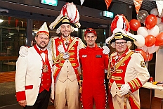 05 Kostuemf RW HambMarxl 2026-01-31 03  Tour-Tag, 31. Januar - Der Abend begann für ins in Rheinhausen beim Pfarrkarneval St. Peter. Dann waren wir zu Gast bei zwei närrischen Geburtstagen. Heike, Pias Mutter, feierte ihren 66. und Peter seinen 77. Geburtstag. Es folgten dann die Sitzung der KG Blau-Gold Wanheimerort in der Falkstraße und das Kostümfest vom „Königreich Duissern“ im Gertrud-Bäumer-Berufskolleg. Von dort fuhren wir in den Norden zur Clauberghalle. hier war auch ein Kostümfest, das der Rot-Weißen von Hamborn-Marxloh. Zum Schluß dann noch die Sitzung der KAB St. Barbara Duisburg-Hamborn im Bürgerhaus in Neumühl. : DVPJ, Toni I, Jules I., Prinz Karneval, Prinz, Prinzessin Aileen I., Hofmarschälle, Page, Pagen, Paginnen, HDK, Duisburg, Karneval, Helau, Tollität, Event, Session 2025, Session 2025, HDK Duisburg, Hauptausschuss, Hauptausschuss Karneval Duisburg, Duisburg ist echt