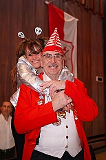 05 Kostuemf RW HambMarxl 2026-01-31 12  Tour-Tag, 31. Januar - Der Abend begann für ins in Rheinhausen beim Pfarrkarneval St. Peter. Dann waren wir zu Gast bei zwei närrischen Geburtstagen. Heike, Pias Mutter, feierte ihren 66. und Peter seinen 77. Geburtstag. Es folgten dann die Sitzung der KG Blau-Gold Wanheimerort in der Falkstraße und das Kostümfest vom „Königreich Duissern“ im Gertrud-Bäumer-Berufskolleg. Von dort fuhren wir in den Norden zur Clauberghalle. hier war auch ein Kostümfest, das der Rot-Weißen von Hamborn-Marxloh. Zum Schluß dann noch die Sitzung der KAB St. Barbara Duisburg-Hamborn im Bürgerhaus in Neumühl. : DVPJ, Toni I, Jules I., Prinz Karneval, Prinz, Prinzessin Aileen I., Hofmarschälle, Page, Pagen, Paginnen, HDK, Duisburg, Karneval, Helau, Tollität, Event, Session 2025, Session 2025, HDK Duisburg, Hauptausschuss, Hauptausschuss Karneval Duisburg, Duisburg ist echt