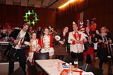 05 Kostuemf RW HambMarxl 2026-01-31 13  Tour-Tag, 31. Januar - Der Abend begann für ins in Rheinhausen beim Pfarrkarneval St. Peter. Dann waren wir zu Gast bei zwei närrischen Geburtstagen. Heike, Pias Mutter, feierte ihren 66. und Peter seinen 77. Geburtstag. Es folgten dann die Sitzung der KG Blau-Gold Wanheimerort in der Falkstraße und das Kostümfest vom „Königreich Duissern“ im Gertrud-Bäumer-Berufskolleg. Von dort fuhren wir in den Norden zur Clauberghalle. hier war auch ein Kostümfest, das der Rot-Weißen von Hamborn-Marxloh. Zum Schluß dann noch die Sitzung der KAB St. Barbara Duisburg-Hamborn im Bürgerhaus in Neumühl. : DVPJ, Toni I, Jules I., Prinz Karneval, Prinz, Prinzessin Aileen I., Hofmarschälle, Page, Pagen, Paginnen, HDK, Duisburg, Karneval, Helau, Tollität, Event, Session 2025, Session 2025, HDK Duisburg, Hauptausschuss, Hauptausschuss Karneval Duisburg, Duisburg ist echt