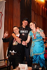 05 Kostuemf RW HambMarxl 2026-01-31 15  Tour-Tag, 31. Januar - Der Abend begann für ins in Rheinhausen beim Pfarrkarneval St. Peter. Dann waren wir zu Gast bei zwei närrischen Geburtstagen. Heike, Pias Mutter, feierte ihren 66. und Peter seinen 77. Geburtstag. Es folgten dann die Sitzung der KG Blau-Gold Wanheimerort in der Falkstraße und das Kostümfest vom „Königreich Duissern“ im Gertrud-Bäumer-Berufskolleg. Von dort fuhren wir in den Norden zur Clauberghalle. hier war auch ein Kostümfest, das der Rot-Weißen von Hamborn-Marxloh. Zum Schluß dann noch die Sitzung der KAB St. Barbara Duisburg-Hamborn im Bürgerhaus in Neumühl. : DVPJ, Toni I, Jules I., Prinz Karneval, Prinz, Prinzessin Aileen I., Hofmarschälle, Page, Pagen, Paginnen, HDK, Duisburg, Karneval, Helau, Tollität, Event, Session 2025, Session 2025, HDK Duisburg, Hauptausschuss, Hauptausschuss Karneval Duisburg, Duisburg ist echt