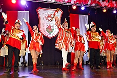 05 Kostuemf RW HambMarxl 2026-01-31 18  Tour-Tag, 31. Januar - Der Abend begann für ins in Rheinhausen beim Pfarrkarneval St. Peter. Dann waren wir zu Gast bei zwei närrischen Geburtstagen. Heike, Pias Mutter, feierte ihren 66. und Peter seinen 77. Geburtstag. Es folgten dann die Sitzung der KG Blau-Gold Wanheimerort in der Falkstraße und das Kostümfest vom „Königreich Duissern“ im Gertrud-Bäumer-Berufskolleg. Von dort fuhren wir in den Norden zur Clauberghalle. hier war auch ein Kostümfest, das der Rot-Weißen von Hamborn-Marxloh. Zum Schluß dann noch die Sitzung der KAB St. Barbara Duisburg-Hamborn im Bürgerhaus in Neumühl. : DVPJ, Toni I, Jules I., Prinz Karneval, Prinz, Prinzessin Aileen I., Hofmarschälle, Page, Pagen, Paginnen, HDK, Duisburg, Karneval, Helau, Tollität, Event, Session 2025, Session 2025, HDK Duisburg, Hauptausschuss, Hauptausschuss Karneval Duisburg, Duisburg ist echt