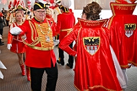 01 77Jahre RoteFunken 2026- 02-01 05  Tour-Tag, 1. Februar - Im Intercity Hotel feierten die Roten Funken ihr 77-jähriges Bestehen an diesem Sonntagmorgen, auch wir gratulierten. Auf zum Heimspiel für unsere Christin hieß es danach, dies bei der Damensitzung der » Blauen Jungs «. Eine große Kinderschar erwartete uns dann im Steinhof. Die Musketiere hielten dort ihre Kindersitzung ab. In die Rheinhausenhall führte uns dann der nächste Termin, Damensitzung von Rot-Weiß. Zum Schluß erwartete und die SPD Großenbaum/Rahm bei ihrem „Tanztee“ in unserem Stadquartier, dem Coupe 1900. : DVPJ, Toni I, Jules I., Prinz Karneval, Prinz, Prinzessin Aileen I., Hofmarschälle, Page, Pagen, Paginnen, HDK, Duisburg, Karneval, Helau, Tollität, Event, Session 2025, Session 2025, HDK Duisburg, Hauptausschuss, Hauptausschuss Karneval Duisburg, Duisburg ist echt