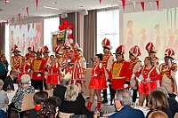 01 77Jahre RoteFunken 2026- 02-01 07  Tour-Tag, 1. Februar - Im Intercity Hotel feierten die Roten Funken ihr 77-jähriges Bestehen an diesem Sonntagmorgen, auch wir gratulierten. Auf zum Heimspiel für unsere Christin hieß es danach, dies bei der Damensitzung der » Blauen Jungs «. Eine große Kinderschar erwartete uns dann im Steinhof. Die Musketiere hielten dort ihre Kindersitzung ab. In die Rheinhausenhall führte uns dann der nächste Termin, Damensitzung von Rot-Weiß. Zum Schluß erwartete und die SPD Großenbaum/Rahm bei ihrem „Tanztee“ in unserem Stadquartier, dem Coupe 1900. : DVPJ, Toni I, Jules I., Prinz Karneval, Prinz, Prinzessin Aileen I., Hofmarschälle, Page, Pagen, Paginnen, HDK, Duisburg, Karneval, Helau, Tollität, Event, Session 2025, Session 2025, HDK Duisburg, Hauptausschuss, Hauptausschuss Karneval Duisburg, Duisburg ist echt