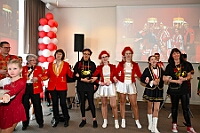 01 77Jahre RoteFunken 2026- 02-01 14  Tour-Tag, 1. Februar - Im Intercity Hotel feierten die Roten Funken ihr 77-jähriges Bestehen an diesem Sonntagmorgen, auch wir gratulierten. Auf zum Heimspiel für unsere Christin hieß es danach, dies bei der Damensitzung der » Blauen Jungs «. Eine große Kinderschar erwartete uns dann im Steinhof. Die Musketiere hielten dort ihre Kindersitzung ab. In die Rheinhausenhall führte uns dann der nächste Termin, Damensitzung von Rot-Weiß. Zum Schluß erwartete und die SPD Großenbaum/Rahm bei ihrem „Tanztee“ in unserem Stadquartier, dem Coupe 1900. : DVPJ, Toni I, Jules I., Prinz Karneval, Prinz, Prinzessin Aileen I., Hofmarschälle, Page, Pagen, Paginnen, HDK, Duisburg, Karneval, Helau, Tollität, Event, Session 2025, Session 2025, HDK Duisburg, Hauptausschuss, Hauptausschuss Karneval Duisburg, Duisburg ist echt