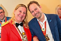 01 77Jahre RoteFunken 2026- 02-01 15  Tour-Tag, 1. Februar - Im Intercity Hotel feierten die Roten Funken ihr 77-jähriges Bestehen an diesem Sonntagmorgen, auch wir gratulierten. Auf zum Heimspiel für unsere Christin hieß es danach, dies bei der Damensitzung der » Blauen Jungs «. Eine große Kinderschar erwartete uns dann im Steinhof. Die Musketiere hielten dort ihre Kindersitzung ab. In die Rheinhausenhall führte uns dann der nächste Termin, Damensitzung von Rot-Weiß. Zum Schluß erwartete und die SPD Großenbaum/Rahm bei ihrem „Tanztee“ in unserem Stadquartier, dem Coupe 1900. : DVPJ, Toni I, Jules I., Prinz Karneval, Prinz, Prinzessin Aileen I., Hofmarschälle, Page, Pagen, Paginnen, HDK, Duisburg, Karneval, Helau, Tollität, Event, Session 2025, Session 2025, HDK Duisburg, Hauptausschuss, Hauptausschuss Karneval Duisburg, Duisburg ist echt