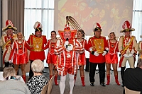 01 77Jahre RoteFunken 2026- 02-01 16  Tour-Tag, 1. Februar - Im Intercity Hotel feierten die Roten Funken ihr 77-jähriges Bestehen an diesem Sonntagmorgen, auch wir gratulierten. Auf zum Heimspiel für unsere Christin hieß es danach, dies bei der Damensitzung der » Blauen Jungs «. Eine große Kinderschar erwartete uns dann im Steinhof. Die Musketiere hielten dort ihre Kindersitzung ab. In die Rheinhausenhall führte uns dann der nächste Termin, Damensitzung von Rot-Weiß. Zum Schluß erwartete und die SPD Großenbaum/Rahm bei ihrem „Tanztee“ in unserem Stadquartier, dem Coupe 1900. : DVPJ, Toni I, Jules I., Prinz Karneval, Prinz, Prinzessin Aileen I., Hofmarschälle, Page, Pagen, Paginnen, HDK, Duisburg, Karneval, Helau, Tollität, Event, Session 2025, Session 2025, HDK Duisburg, Hauptausschuss, Hauptausschuss Karneval Duisburg, Duisburg ist echt