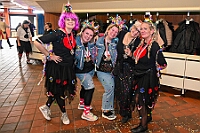 02 Damens AMaB 2026- 02-01 06  Tour-Tag, 1. Februar - Im Intercity Hotel feierten die Roten Funken ihr 77-jähriges Bestehen an diesem Sonntagmorgen, auch wir gratulierten. Auf zum Heimspiel für unsere Christin hieß es danach, dies bei der Damensitzung der » Blauen Jungs «. Eine große Kinderschar erwartete uns dann im Steinhof. Die Musketiere hielten dort ihre Kindersitzung ab. In die Rheinhausenhall führte uns dann der nächste Termin, Damensitzung von Rot-Weiß. Zum Schluß erwartete und die SPD Großenbaum/Rahm bei ihrem „Tanztee“ in unserem Stadquartier, dem Coupe 1900. : DVPJ, Toni I, Jules I., Prinz Karneval, Prinz, Prinzessin Aileen I., Hofmarschälle, Page, Pagen, Paginnen, HDK, Duisburg, Karneval, Helau, Tollität, Event, Session 2025, Session 2025, HDK Duisburg, Hauptausschuss, Hauptausschuss Karneval Duisburg, Duisburg ist echt