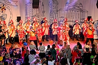 02 Damens AMaB 2026- 02-01 20  Tour-Tag, 1. Februar - Im Intercity Hotel feierten die Roten Funken ihr 77-jähriges Bestehen an diesem Sonntagmorgen, auch wir gratulierten. Auf zum Heimspiel für unsere Christin hieß es danach, dies bei der Damensitzung der » Blauen Jungs «. Eine große Kinderschar erwartete uns dann im Steinhof. Die Musketiere hielten dort ihre Kindersitzung ab. In die Rheinhausenhall führte uns dann der nächste Termin, Damensitzung von Rot-Weiß. Zum Schluß erwartete und die SPD Großenbaum/Rahm bei ihrem „Tanztee“ in unserem Stadquartier, dem Coupe 1900. : DVPJ, Toni I, Jules I., Prinz Karneval, Prinz, Prinzessin Aileen I., Hofmarschälle, Page, Pagen, Paginnen, HDK, Duisburg, Karneval, Helau, Tollität, Event, Session 2025, Session 2025, HDK Duisburg, Hauptausschuss, Hauptausschuss Karneval Duisburg, Duisburg ist echt