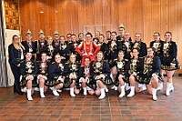 02 Damens AMaB 2026- 02-01 27  Tour-Tag, 1. Februar - Im Intercity Hotel feierten die Roten Funken ihr 77-jähriges Bestehen an diesem Sonntagmorgen, auch wir gratulierten. Auf zum Heimspiel für unsere Christin hieß es danach, dies bei der Damensitzung der » Blauen Jungs «. Eine große Kinderschar erwartete uns dann im Steinhof. Die Musketiere hielten dort ihre Kindersitzung ab. In die Rheinhausenhall führte uns dann der nächste Termin, Damensitzung von Rot-Weiß. Zum Schluß erwartete und die SPD Großenbaum/Rahm bei ihrem „Tanztee“ in unserem Stadquartier, dem Coupe 1900. : DVPJ, Toni I, Jules I., Prinz Karneval, Prinz, Prinzessin Aileen I., Hofmarschälle, Page, Pagen, Paginnen, HDK, Duisburg, Karneval, Helau, Tollität, Event, Session 2025, Session 2025, HDK Duisburg, Hauptausschuss, Hauptausschuss Karneval Duisburg, Duisburg ist echt