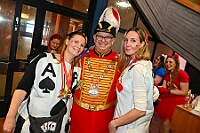 02 Damens AMaB 2026- 02-01 28  Tour-Tag, 1. Februar - Im Intercity Hotel feierten die Roten Funken ihr 77-jähriges Bestehen an diesem Sonntagmorgen, auch wir gratulierten. Auf zum Heimspiel für unsere Christin hieß es danach, dies bei der Damensitzung der » Blauen Jungs «. Eine große Kinderschar erwartete uns dann im Steinhof. Die Musketiere hielten dort ihre Kindersitzung ab. In die Rheinhausenhall führte uns dann der nächste Termin, Damensitzung von Rot-Weiß. Zum Schluß erwartete und die SPD Großenbaum/Rahm bei ihrem „Tanztee“ in unserem Stadquartier, dem Coupe 1900. : DVPJ, Toni I, Jules I., Prinz Karneval, Prinz, Prinzessin Aileen I., Hofmarschälle, Page, Pagen, Paginnen, HDK, Duisburg, Karneval, Helau, Tollität, Event, Session 2025, Session 2025, HDK Duisburg, Hauptausschuss, Hauptausschuss Karneval Duisburg, Duisburg ist echt