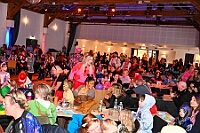 03 Kinders Musketiere 2026- 02-01 01  Tour-Tag, 1. Februar - Im Intercity Hotel feierten die Roten Funken ihr 77-jähriges Bestehen an diesem Sonntagmorgen, auch wir gratulierten. Auf zum Heimspiel für unsere Christin hieß es danach, dies bei der Damensitzung der » Blauen Jungs «. Eine große Kinderschar erwartete uns dann im Steinhof. Die Musketiere hielten dort ihre Kindersitzung ab. In die Rheinhausenhall führte uns dann der nächste Termin, Damensitzung von Rot-Weiß. Zum Schluß erwartete und die SPD Großenbaum/Rahm bei ihrem „Tanztee“ in unserem Stadquartier, dem Coupe 1900. : DVPJ, Toni I, Jules I., Prinz Karneval, Prinz, Prinzessin Aileen I., Hofmarschälle, Page, Pagen, Paginnen, HDK, Duisburg, Karneval, Helau, Tollität, Event, Session 2025, Session 2025, HDK Duisburg, Hauptausschuss, Hauptausschuss Karneval Duisburg, Duisburg ist echt