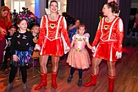 03 Kinders Musketiere 2026- 02-01 05  Tour-Tag, 1. Februar - Im Intercity Hotel feierten die Roten Funken ihr 77-jähriges Bestehen an diesem Sonntagmorgen, auch wir gratulierten. Auf zum Heimspiel für unsere Christin hieß es danach, dies bei der Damensitzung der » Blauen Jungs «. Eine große Kinderschar erwartete uns dann im Steinhof. Die Musketiere hielten dort ihre Kindersitzung ab. In die Rheinhausenhall führte uns dann der nächste Termin, Damensitzung von Rot-Weiß. Zum Schluß erwartete und die SPD Großenbaum/Rahm bei ihrem „Tanztee“ in unserem Stadquartier, dem Coupe 1900. : DVPJ, Toni I, Jules I., Prinz Karneval, Prinz, Prinzessin Aileen I., Hofmarschälle, Page, Pagen, Paginnen, HDK, Duisburg, Karneval, Helau, Tollität, Event, Session 2025, Session 2025, HDK Duisburg, Hauptausschuss, Hauptausschuss Karneval Duisburg, Duisburg ist echt