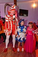 03 Kinders Musketiere 2026- 02-01 06  Tour-Tag, 1. Februar - Im Intercity Hotel feierten die Roten Funken ihr 77-jähriges Bestehen an diesem Sonntagmorgen, auch wir gratulierten. Auf zum Heimspiel für unsere Christin hieß es danach, dies bei der Damensitzung der » Blauen Jungs «. Eine große Kinderschar erwartete uns dann im Steinhof. Die Musketiere hielten dort ihre Kindersitzung ab. In die Rheinhausenhall führte uns dann der nächste Termin, Damensitzung von Rot-Weiß. Zum Schluß erwartete und die SPD Großenbaum/Rahm bei ihrem „Tanztee“ in unserem Stadquartier, dem Coupe 1900. : DVPJ, Toni I, Jules I., Prinz Karneval, Prinz, Prinzessin Aileen I., Hofmarschälle, Page, Pagen, Paginnen, HDK, Duisburg, Karneval, Helau, Tollität, Event, Session 2025, Session 2025, HDK Duisburg, Hauptausschuss, Hauptausschuss Karneval Duisburg, Duisburg ist echt