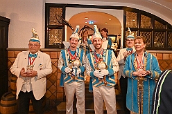 Prinzentref KoenigBrau 2026- 02-02 21  Prinzentreffen in der Brauerei - Auf Initiative von Tobias Ostermann, Verkaufsleiter Ruhrgebiet, und HDK Präsident Michel Jansen lud die König Brauerei in Kooperation mit dem HDK zum Prinzentreffen in den Theodor-König-Keller auf dem Gelände der König Brauerei. Dieser spontanen Einladung folgten die Tollitäten aus Essen, Oberhausen und Moers. Prinz Toni I. erwies sich als sympathischer Co-Gastgeber bei diesem unterhaltsamen Abend. : DVPJ, Toni I, Jules I., Prinz Karneval, Prinz, Prinzessin Aileen I., Hofmarschälle, Page, Pagen, Paginnen, HDK, Duisburg, Karneval, Helau, Tollität, Event, Session 2025, Session 2025, HDK Duisburg, Hauptausschuss, Hauptausschuss Karneval Duisburg, Duisburg ist echt