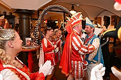 Prinzentref KoenigBrau 2026- 02-02 26  Prinzentreffen in der Brauerei - Auf Initiative von Tobias Ostermann, Verkaufsleiter Ruhrgebiet, und HDK Präsident Michel Jansen lud die König Brauerei in Kooperation mit dem HDK zum Prinzentreffen in den Theodor-König-Keller auf dem Gelände der König Brauerei. Dieser spontanen Einladung folgten die Tollitäten aus Essen, Oberhausen und Moers. Prinz Toni I. erwies sich als sympathischer Co-Gastgeber bei diesem unterhaltsamen Abend. : DVPJ, Toni I, Jules I., Prinz Karneval, Prinz, Prinzessin Aileen I., Hofmarschälle, Page, Pagen, Paginnen, HDK, Duisburg, Karneval, Helau, Tollität, Event, Session 2025, Session 2025, HDK Duisburg, Hauptausschuss, Hauptausschuss Karneval Duisburg, Duisburg ist echt