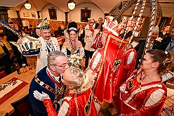 Prinzentref KoenigBrau 2026- 02-02 45  Prinzentreffen in der Brauerei - Auf Initiative von Tobias Ostermann, Verkaufsleiter Ruhrgebiet, und HDK Präsident Michel Jansen lud die König Brauerei in Kooperation mit dem HDK zum Prinzentreffen in den Theodor-König-Keller auf dem Gelände der König Brauerei. Dieser spontanen Einladung folgten die Tollitäten aus Essen, Oberhausen und Moers. Prinz Toni I. erwies sich als sympathischer Co-Gastgeber bei diesem unterhaltsamen Abend. : DVPJ, Toni I, Jules I., Prinz Karneval, Prinz, Prinzessin Aileen I., Hofmarschälle, Page, Pagen, Paginnen, HDK, Duisburg, Karneval, Helau, Tollität, Event, Session 2025, Session 2025, HDK Duisburg, Hauptausschuss, Hauptausschuss Karneval Duisburg, Duisburg ist echt