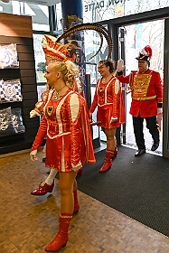 EMMES HELAU  2026- 02-02- 02  EMMES HELAU - Montag, 2. Februar, waren wir auf Shoppingtour. Im Fan-Shop des MSV in  der Schauinsland-reisen-arena haben wir ums mit der Neuen Fan Karnevals Edition „Emmes Helau“, wie T-Shirt, Schal, Tasse und Pin bewundert und natürlich auch gekauft. : DVPJ, Toni I, Jules I., Prinz Karneval, Prinz, Prinzessin Aileen I., Hofmarschälle, Page, Pagen, Paginnen, HDK, Duisburg, Karneval, Helau, Tollität, Event, Session 2025, Session 2025, HDK Duisburg, Hauptausschuss, Hauptausschuss Karneval Duisburg, Duisburg ist echt