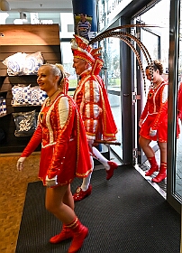 EMMES HELAU  2026- 02-02- 03  EMMES HELAU - Montag, 2. Februar, waren wir auf Shoppingtour. Im Fan-Shop des MSV in  der Schauinsland-reisen-arena haben wir ums mit der Neuen Fan Karnevals Edition „Emmes Helau“, wie T-Shirt, Schal, Tasse und Pin bewundert und natürlich auch gekauft. : DVPJ, Toni I, Jules I., Prinz Karneval, Prinz, Prinzessin Aileen I., Hofmarschälle, Page, Pagen, Paginnen, HDK, Duisburg, Karneval, Helau, Tollität, Event, Session 2025, Session 2025, HDK Duisburg, Hauptausschuss, Hauptausschuss Karneval Duisburg, Duisburg ist echt