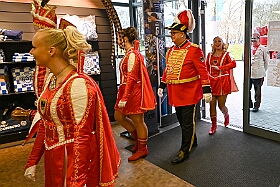 EMMES HELAU  2026- 02-02- 04  EMMES HELAU - Montag, 2. Februar, waren wir auf Shoppingtour. Im Fan-Shop des MSV in  der Schauinsland-reisen-arena haben wir ums mit der Neuen Fan Karnevals Edition „Emmes Helau“, wie T-Shirt, Schal, Tasse und Pin bewundert und natürlich auch gekauft. : DVPJ, Toni I, Jules I., Prinz Karneval, Prinz, Prinzessin Aileen I., Hofmarschälle, Page, Pagen, Paginnen, HDK, Duisburg, Karneval, Helau, Tollität, Event, Session 2025, Session 2025, HDK Duisburg, Hauptausschuss, Hauptausschuss Karneval Duisburg, Duisburg ist echt