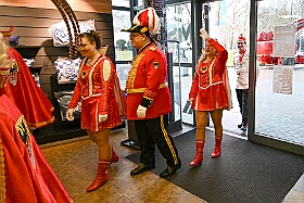 EMMES HELAU  2026- 02-02- 05  EMMES HELAU - Montag, 2. Februar, waren wir auf Shoppingtour. Im Fan-Shop des MSV in  der Schauinsland-reisen-arena haben wir ums mit der Neuen Fan Karnevals Edition „Emmes Helau“, wie T-Shirt, Schal, Tasse und Pin bewundert und natürlich auch gekauft. : DVPJ, Toni I, Jules I., Prinz Karneval, Prinz, Prinzessin Aileen I., Hofmarschälle, Page, Pagen, Paginnen, HDK, Duisburg, Karneval, Helau, Tollität, Event, Session 2025, Session 2025, HDK Duisburg, Hauptausschuss, Hauptausschuss Karneval Duisburg, Duisburg ist echt