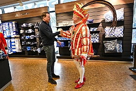 EMMES HELAU  2026- 02-02- 07  EMMES HELAU - Montag, 2. Februar, waren wir auf Shoppingtour. Im Fan-Shop des MSV in  der Schauinsland-reisen-arena haben wir ums mit der Neuen Fan Karnevals Edition „Emmes Helau“, wie T-Shirt, Schal, Tasse und Pin bewundert und natürlich auch gekauft. : DVPJ, Toni I, Jules I., Prinz Karneval, Prinz, Prinzessin Aileen I., Hofmarschälle, Page, Pagen, Paginnen, HDK, Duisburg, Karneval, Helau, Tollität, Event, Session 2025, Session 2025, HDK Duisburg, Hauptausschuss, Hauptausschuss Karneval Duisburg, Duisburg ist echt