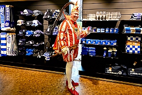 EMMES HELAU  2026- 02-02- 10  EMMES HELAU - Montag, 2. Februar, waren wir auf Shoppingtour. Im Fan-Shop des MSV in  der Schauinsland-reisen-arena haben wir ums mit der Neuen Fan Karnevals Edition „Emmes Helau“, wie T-Shirt, Schal, Tasse und Pin bewundert und natürlich auch gekauft. : DVPJ, Toni I, Jules I., Prinz Karneval, Prinz, Prinzessin Aileen I., Hofmarschälle, Page, Pagen, Paginnen, HDK, Duisburg, Karneval, Helau, Tollität, Event, Session 2025, Session 2025, HDK Duisburg, Hauptausschuss, Hauptausschuss Karneval Duisburg, Duisburg ist echt