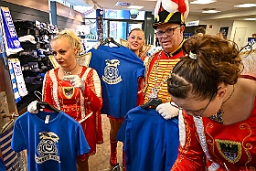 EMMES HELAU  2026- 02-02- 15  EMMES HELAU - Montag, 2. Februar, waren wir auf Shoppingtour. Im Fan-Shop des MSV in  der Schauinsland-reisen-arena haben wir ums mit der Neuen Fan Karnevals Edition „Emmes Helau“, wie T-Shirt, Schal, Tasse und Pin bewundert und natürlich auch gekauft. : DVPJ, Toni I, Jules I., Prinz Karneval, Prinz, Prinzessin Aileen I., Hofmarschälle, Page, Pagen, Paginnen, HDK, Duisburg, Karneval, Helau, Tollität, Event, Session 2025, Session 2025, HDK Duisburg, Hauptausschuss, Hauptausschuss Karneval Duisburg, Duisburg ist echt