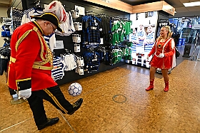 EMMES HELAU  2026- 02-02- 17  EMMES HELAU - Montag, 2. Februar, waren wir auf Shoppingtour. Im Fan-Shop des MSV in  der Schauinsland-reisen-arena haben wir ums mit der Neuen Fan Karnevals Edition „Emmes Helau“, wie T-Shirt, Schal, Tasse und Pin bewundert und natürlich auch gekauft. : DVPJ, Toni I, Jules I., Prinz Karneval, Prinz, Prinzessin Aileen I., Hofmarschälle, Page, Pagen, Paginnen, HDK, Duisburg, Karneval, Helau, Tollität, Event, Session 2025, Session 2025, HDK Duisburg, Hauptausschuss, Hauptausschuss Karneval Duisburg, Duisburg ist echt