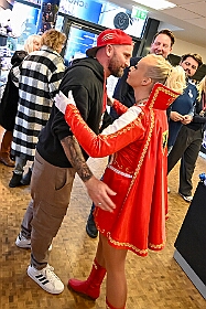 EMMES HELAU  2026- 02-02- 22  EMMES HELAU - Montag, 2. Februar, waren wir auf Shoppingtour. Im Fan-Shop des MSV in  der Schauinsland-reisen-arena haben wir ums mit der Neuen Fan Karnevals Edition „Emmes Helau“, wie T-Shirt, Schal, Tasse und Pin bewundert und natürlich auch gekauft. : DVPJ, Toni I, Jules I., Prinz Karneval, Prinz, Prinzessin Aileen I., Hofmarschälle, Page, Pagen, Paginnen, HDK, Duisburg, Karneval, Helau, Tollität, Event, Session 2025, Session 2025, HDK Duisburg, Hauptausschuss, Hauptausschuss Karneval Duisburg, Duisburg ist echt