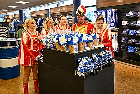 EMMES HELAU  2026- 02-02- 25  EMMES HELAU - Montag, 2. Februar, waren wir auf Shoppingtour. Im Fan-Shop des MSV in  der Schauinsland-reisen-arena haben wir ums mit der Neuen Fan Karnevals Edition „Emmes Helau“, wie T-Shirt, Schal, Tasse und Pin bewundert und natürlich auch gekauft. : DVPJ, Toni I, Jules I., Prinz Karneval, Prinz, Prinzessin Aileen I., Hofmarschälle, Page, Pagen, Paginnen, HDK, Duisburg, Karneval, Helau, Tollität, Event, Session 2025, Session 2025, HDK Duisburg, Hauptausschuss, Hauptausschuss Karneval Duisburg, Duisburg ist echt