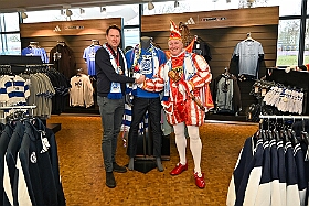 EMMES HELAU  2026- 02-02- 27  EMMES HELAU - Montag, 2. Februar, waren wir auf Shoppingtour. Im Fan-Shop des MSV in  der Schauinsland-reisen-arena haben wir ums mit der Neuen Fan Karnevals Edition „Emmes Helau“, wie T-Shirt, Schal, Tasse und Pin bewundert und natürlich auch gekauft. : DVPJ, Toni I, Jules I., Prinz Karneval, Prinz, Prinzessin Aileen I., Hofmarschälle, Page, Pagen, Paginnen, HDK, Duisburg, Karneval, Helau, Tollität, Event, Session 2025, Session 2025, HDK Duisburg, Hauptausschuss, Hauptausschuss Karneval Duisburg, Duisburg ist echt