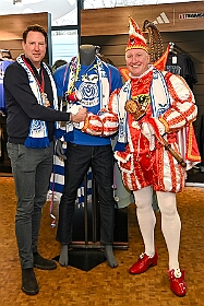 EMMES HELAU  2026- 02-02- 28  EMMES HELAU - Montag, 2. Februar, waren wir auf Shoppingtour. Im Fan-Shop des MSV in  der Schauinsland-reisen-arena haben wir ums mit der Neuen Fan Karnevals Edition „Emmes Helau“, wie T-Shirt, Schal, Tasse und Pin bewundert und natürlich auch gekauft. : DVPJ, Toni I, Jules I., Prinz Karneval, Prinz, Prinzessin Aileen I., Hofmarschälle, Page, Pagen, Paginnen, HDK, Duisburg, Karneval, Helau, Tollität, Event, Session 2025, Session 2025, HDK Duisburg, Hauptausschuss, Hauptausschuss Karneval Duisburg, Duisburg ist echt