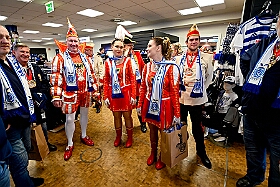 EMMES HELAU  2026- 02-02- 33  EMMES HELAU - Montag, 2. Februar, waren wir auf Shoppingtour. Im Fan-Shop des MSV in  der Schauinsland-reisen-arena haben wir ums mit der Neuen Fan Karnevals Edition „Emmes Helau“, wie T-Shirt, Schal, Tasse und Pin bewundert und natürlich auch gekauft. : DVPJ, Toni I, Jules I., Prinz Karneval, Prinz, Prinzessin Aileen I., Hofmarschälle, Page, Pagen, Paginnen, HDK, Duisburg, Karneval, Helau, Tollität, Event, Session 2025, Session 2025, HDK Duisburg, Hauptausschuss, Hauptausschuss Karneval Duisburg, Duisburg ist echt