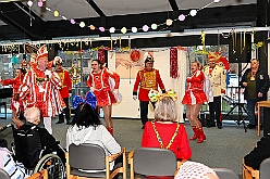 01 DRK HausSandberg 2026- 02-04 02  Seniorenkarneval und Flüstersitzung - An Nachmittag des 4. Februar führte uns der erste Termin in das DRK-Multikulturelle Seniorenzentrum Haus am Sandberg in Homberg. Zum 2. Termin musste wir in den Süden. In Huckingen feierte die KFD St. Peter und Paul Gemeinde ihren  2. karnvalistischen Nachmittag, Toni I. wurde ein Superstar empfangen. Gestärkt mit ausreichend Kuchen und Kaffee ging es dann nach Walsum. In Open Rheins „Zum Johanniter“ , dort fand die „Flüstersitzung“ der Prinzengarde statt. : DVPJ, Toni I, Jules I., Prinz Karneval, Prinz, Prinzessin Aileen I., Hofmarschälle, Page, Pagen, Paginnen, HDK, Duisburg, Karneval, Helau, Tollität, Event, Session 2025, Session 2025, HDK Duisburg, Hauptausschuss, Hauptausschuss Karneval Duisburg, Duisburg ist echt